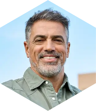 A professional portrait of a man, Sean H., with a testimonial about his positive experience with Clean Bees Homekeepers.